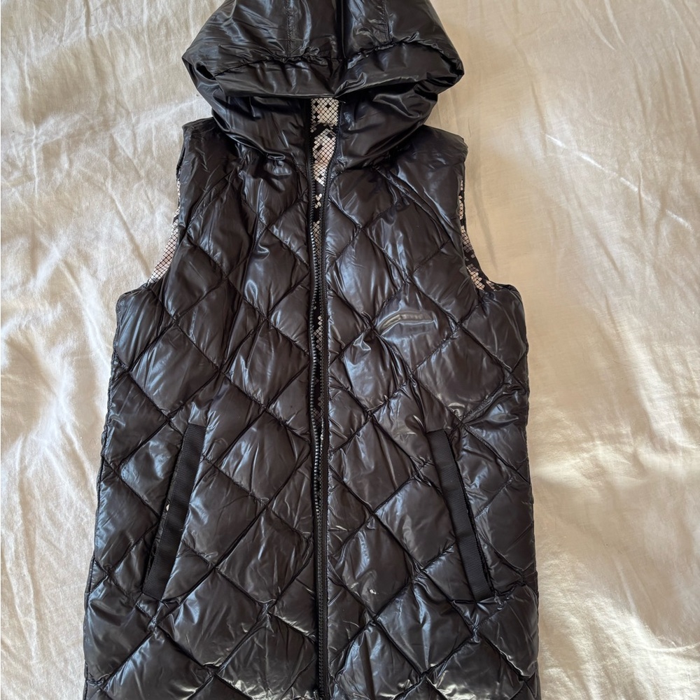 Lululemon reversible from black to pinkish Hooded Quilted Puffer Vest